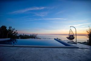 Villa Aurora Azure - Luxury Infinity Pool Resort内部或周边的泳池