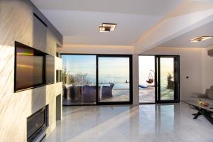 Villa Aurora Azure - Luxury Infinity Pool Resort的电视和/或娱乐中心