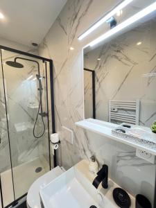 モントルイユにあるSuperbe appartement neuf 2 pièces Vincennes pte de Parisの洗面台とシャワー付きのバスルーム +18枚の写真