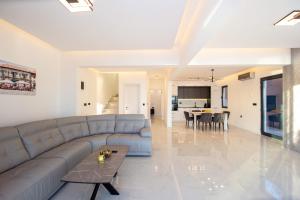 KatunVilla Aurora Azure - Luxury Infinity Pool Resort的带沙发和桌子的客厅