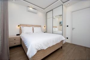KatunVilla Aurora Azure - Luxury Infinity Pool Resort的一间卧室设有一张大床和一个大镜子 更多37张照片