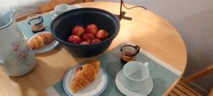 una mesa con un tazón de manzanas y un tazón de pan en Santiago Apartment, en Caminha
