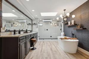 Un baño grande con bañera y ducha. en Zen Back Yard with Hot Tub, Firepit, Spa at Home, en Dallas 33 fotos más