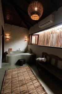 un baño con bañera y lavabo en Caraíva Villas de Jardel - Casa Principal, en Caraíva
