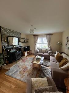 Ruang duduk di Cozy Holiday Home in the Scenic Glen of Aherlow