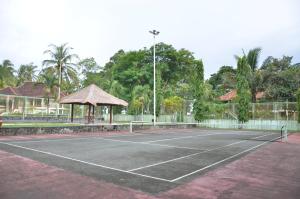 a tennis court with a gazebo and a tennis at Pool Villa Merumatta Senggigi in Senggigi