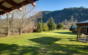 a large yard with a picnic table and a house at Making lasting memories while enjoying this unique glamping experience in Maple Falls