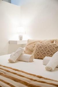 a white bed with towels on top of it at Casa da Junqueira-Alqueva in Campinho