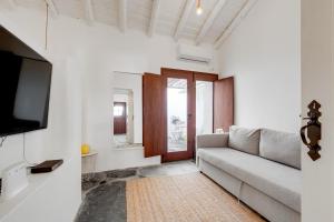 a living room with a couch and a tv at Casa da Junqueira-Alqueva in Campinho