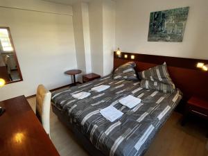 Postel nebo postele na pokoji v ubytování Hotel Tenova Köln-Neumarkt
