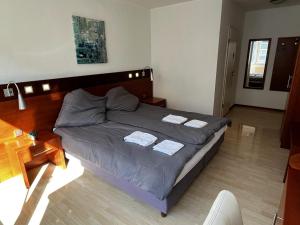 Postel nebo postele na pokoji v ubytování Hotel Tenova Köln-Neumarkt