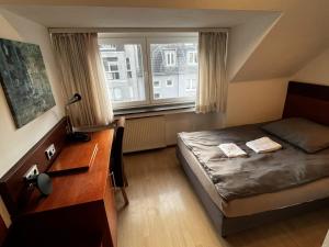 Postel nebo postele na pokoji v ubytování Hotel Tenova Köln-Neumarkt