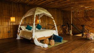 Un dormitorio con una cama con dosel en una habitación. en Amaranthus Renaissance, en Doradal