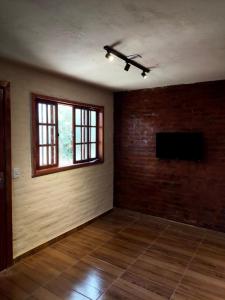 TV a/nebo společenská místnost v ubytování Chalé Magia no Recanto Shambala