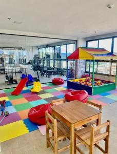una sala de juegos con mesa y parque infantil en Flat no centro de São Lourenço - MG, en São Lourenço 54 fotos más