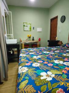 Postel nebo postele na pokoji v ubytování Trina Cozy Suites
