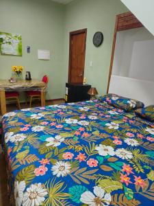Postel nebo postele na pokoji v ubytování Trina Cozy Suites