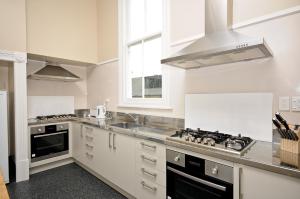 A cozinha ou cozinha compacta de Valmai House Cambridge