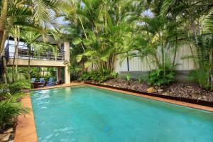 een zwembad op een binnenplaats met palmbomen bij 5BR Coastal Escape Walk to Peregian Beach in Peregian Beach