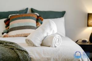 Fotografie z fotogalerie ubytování Canal-Side Retreat with Private Jetty v destinaci South Yunderup