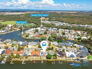 Fotografie z fotogalerie ubytování Canal-Side Retreat with Private Jetty v destinaci South Yunderup