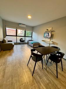 um quarto com uma cama, uma mesa e cadeiras em Av Suites em Rosário mais 138 fotografias