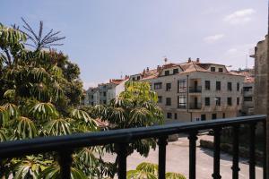 una vista de una ciudad desde un balcón en Económico y al lado del mar by CABANA Rentals, en Baiona