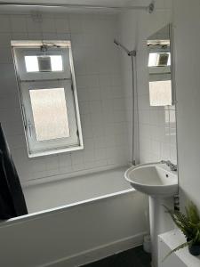 Phòng tắm tại London Budget Maisonette +17 ảnh