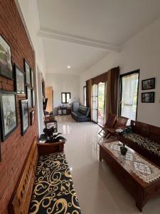a large living room with a brick wall at Uthe house in Pacet
