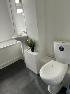 Phòng tắm tại London Budget Maisonette