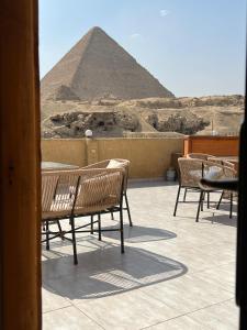 een groep stoelen bovenop een piramide bij Tamara Pyramids View in Caïro