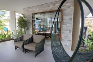 ein Zimmer mit zwei Stühlen und einer Schaukel in der Unterkunft Mana Beach-Muro Alto in Porto De Galinhas