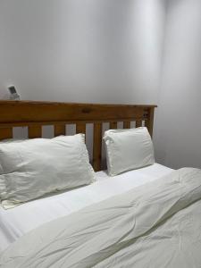 Postel nebo postele na pokoji v ubytování A Cozy Penthouse Home