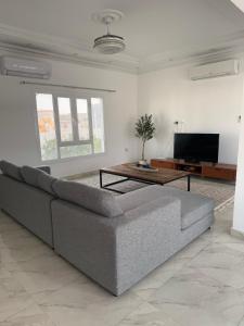 TV a/nebo společenská místnost v ubytování A Cozy Penthouse Home