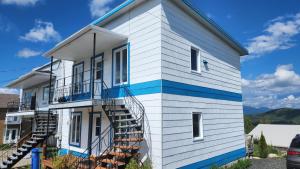 ein Haus mit seitlicher Wendeltreppe in der Unterkunft Joli petit logement face aux montagnes in Notre-Dame-des-Monts