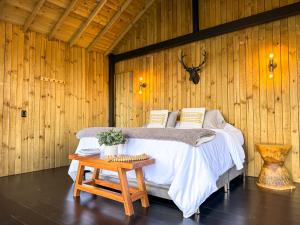 Ένα ή περισσότερα κρεβάτια σε δωμάτιο στο Cabin - Jacuzzi - Frente al lago - Bosque