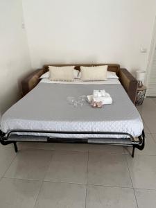 a bed with two towels and two dolls on it at B&B Regina Rooms in Avola