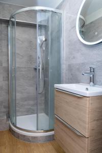 ein Badezimmer mit Dusche und Waschbecken in der Unterkunft Bretzel Bed Petite Venise Bed in Shared room City Center Wi-Fi in Colmar