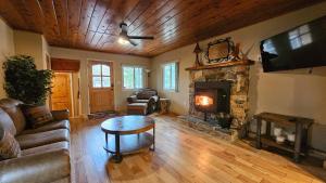 Et opholdsområde på Bass Lake Cabin-Pet Friendly