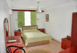 ein Schlafzimmer mit einem Bett und einem Tisch in der Unterkunft Yunus Hotel in Gaziantep + 37 Fotos