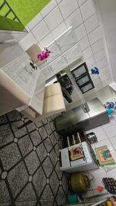 an overhead view of a kitchen with white cabinets at Lindos sobrado aconchegante próximo ao aeroporto de Guarulhos Ponte Alta! in Guarulhos