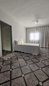 a white bedroom with a bed and a window at Lindos sobrado aconchegante próximo ao aeroporto de Guarulhos Ponte Alta! in Guarulhos +17 photos