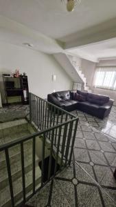 a living room with a couch and a table at Lindos sobrado aconchegante próximo ao aeroporto de Guarulhos Ponte Alta! in Guarulhos