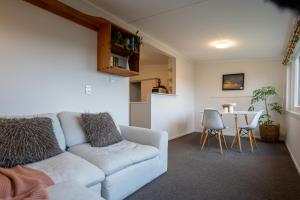 Posezení v ubytování Muriwai Lodge