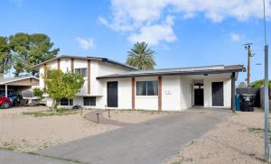 ein weißes Haus mit einer Palme davor in der Unterkunft Modern 4BR3Ba Home with Pool and Fire Pit in Phoenix