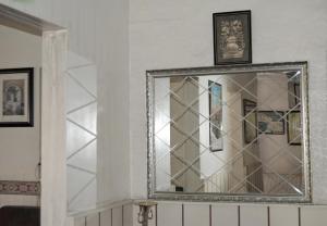 einen Spiegel an einer Wand in einem Zimmer in der Unterkunft Yunus Hotel in Gaziantep