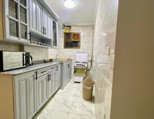 Η κουζίνα ή μικρή κουζίνα στο Holiday Inn Downtown - 2 BR in Mohandessin - Agouza +33 φωτογραφίες