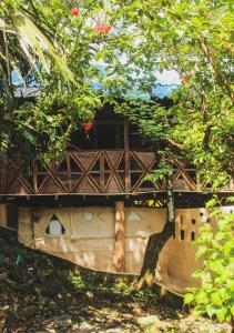 a small house with a bridge in the trees at La Florida de San Francisco in Acanti