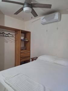 a bedroom with a bed and a ceiling fan at Departamento Chahué in Santa Cruz Huatulco