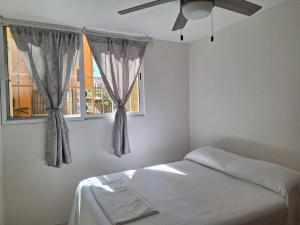 a bedroom with a bed and a window at Departamento Chahué in Santa Cruz Huatulco